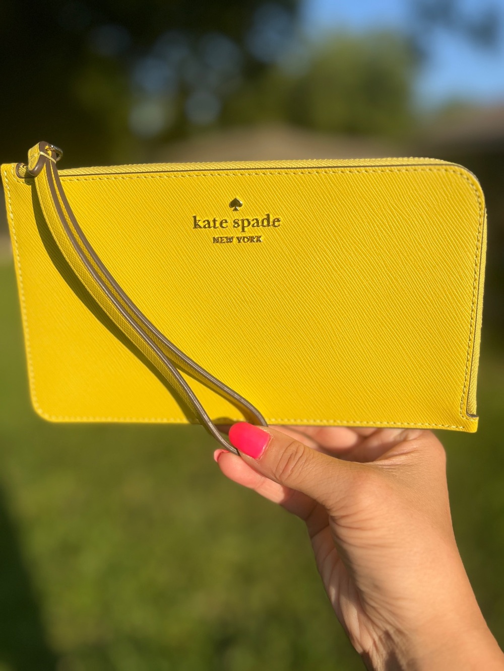 Kate Spade Lucy Yellowish Green Leather Medium L-Zip Wristlet NWOT